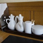 中華飯店 襄陽 - 卓上の調味料。ラー油は餃子を注文すると個別に持ってきてくれます。