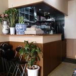 中華飯店 襄陽 - 席から厨房方面。厨房は奥にあって見えません。