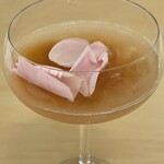 レストランぶどうの森 レ・トネル - バラの花を浮かべて