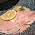 おダシと銀しゃり 中華そば 虹空 - 分かりづらいですがコブ水に浸かっている。