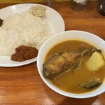 バングラキッチン西千葉 - ルイフィッシュカレーセット。
      ボルタはじゃがいも、ナス、トマト。
      ライスはおかわり可なので、オレも1回おかわりしました。