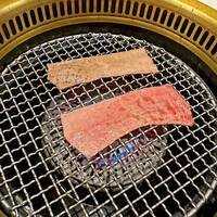 完全個室 牛の達人 private 新宿本店 - 「上たん2種」の１つ目、和牛タンの焼きしゃぶ