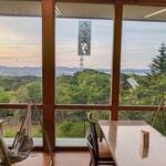 松江市宍道ふるさと森林公園 - 少し夕暮れ時の写真。木と同じ目線で自然を感じることができ、宍道湖や街並みを堪能できます♪