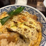 炭火焼和めし処 しんぱち食堂 - カツ丼にも七味ちょいかけ❗️