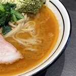 らーめん飛粋 武蔵新田店 - 赤みがかったスープはトロみは強いけど豚骨感はライト。