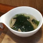 キッチン ブルー グローブ - わかめ茸スープのアップ