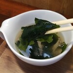 キッチン ブルー グローブ - 具沢山なわかめスープ