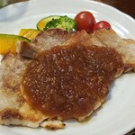 キッチン ブルー グローブ - 豚ロースソテーのアップ