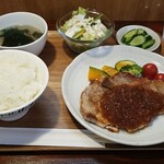 キッチン ブルー グローブ - 豚ロースソテー　新玉ねぎのポリネシアンソース