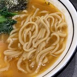 らーめん飛粋 武蔵新田店 - 製麺所不明の中太麺。