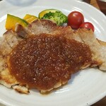 キッチン ブルー グローブ - 正面から、新玉ねぎのポリネシアンソースもタップリ！