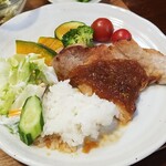 キッチン ブルー グローブ - ご飯、サラダ、お新香を乗せて