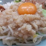 自家製麺 酉 - デフォのヤサイの上にはコールしたアブラ、その上に卵黄が載ってます。