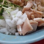 自家製麺 酉 - 有料でマシ可能な玉ねぎ