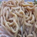 自家製麺 酉 - 混ぜ合わせるために天地返ししたら、二郎さんを思わせるような麺が現れました。その麺をすするとからんだタレが、あ、甘い！というかすき焼き風な感じでしたね。これはオモローですが、ラーメンもそうなんかしら..