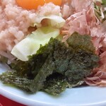 自家製麺 酉 - ちぎれ海苔、そしてヤサイと麺の上はと～ってもにぎやかです。