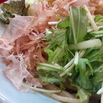 自家製麺 酉 - デフォの具材、まずは削り節に水菜
