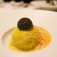 オマージュ - ムースにしたハモとオマールブルーをキャベツで包み、キャビアをのっけて。