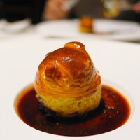 オマージュ - チヂミほうれん草とトリュフを熱々のパイで包んで。