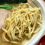 家系ヌードルワークス - 硬めで長さもある中太麺。