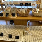 カフェハミングバード - 来た時はもっと色んなパン並んでたんだ♪̊̈♪̆̈