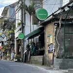 Warung biah biah - 緑の丸い看板が目印です