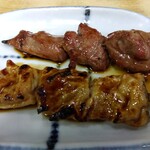 とん八 - シロ 110円(税込) ＋ カシラ 110円(税込)(2024年6月5日撮影)