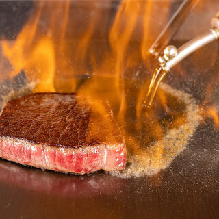 目の前で広がる鉄板焼きの醍醐味をもと松で是非体感ください。