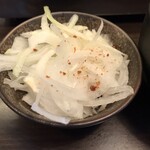 神保町食肉センター - オニオンサラダ。