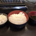 神保町食肉センター - オニオンサラダ・ライス・スープ。