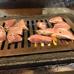 神保町食肉センター - ハツとレバーを焼いてます。