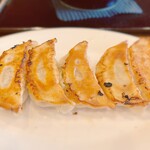 らーめんみそや - 餃子は五つの小宇宙。 それぞれが異なる物語を秘めており、口に運ぶと皮の中に包まれた肉と野菜のハーモニーが、小説のプロットのように複雑に絡み合う。