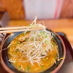 らーめんみそや - Wもやし入りのラーメンは、もやしのシャキシャキ感が味噌スープの濃厚な味わいと対話し、二重の喜びをもたらす。