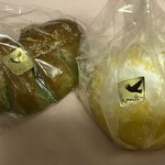 カフェハミングバード - よもぎ系とクリームパンにしたかな？