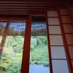 あさば - 奥から　ガラス戸　網戸　障子　四枚ずつ　12の溝が　あるのです　！！木製の引き違い戸が12枚！！　しかもネジ式の鍵