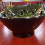 家系総本山 吉村家 - 黒の切立丼