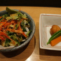 鉄板焼き あおやま - ３９００円コースランチの小菜　筍と厚揚げ炊き合わせと季節のサラダです