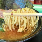 豚骨醤油ラーメン 王道家 柏店 - 王道家の麺は太め。