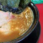 豚骨醤油ラーメン 王道家 柏店 - 今日は鶏油が少なく醤油感が上回ってたスープ。