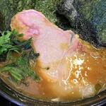 豚骨醤油ラーメン 王道家 柏店 - チャーシューは大きめでスモーク。