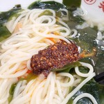 老郷 - ラー油のせ　麺はヒヤムギのよう