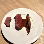 レスピラシオン - ⑬蝦夷鹿ロース、薪焼きのハツ、チコリ、煮詰めたリンゴ蜜と天然の木の実のソース