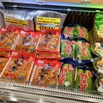 甘楽パーキングエリア 上り ショッピングコーナー - 売店　保冷庫　豚もつ　野沢菜漬け　購入する！