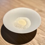 レスピラシオン - ⑰喜界島白胡麻、マンゴーのレモンマリーゴールドマリネ、天然チャービル、カモミールの花びら