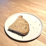 レスピラシオン - ⑦ぶどうの酵母を使った雑穀のカンパーニュと六条麦のカンパーニュ