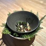 レスピラシオン - ③北海道ホッキ貝、岩のり、こごみ、わらびとフキノトウソース、杉オイル