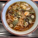 甘楽パーキングエリア 上り ショッピングコーナー - 山菜そば　具は曲がりたけの薄切り　わらび　刻みねぎ　中々旨そう！