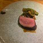 トムクリオーザ - 鹿もも肉　薪焼き　黒胡椒ペースト　薪焼き野菜