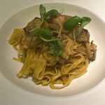 トムクリオーザ - 手打ちタリオリーニ　薪焼き　茄子　アサリ　トマト　バジルソース