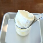 ヒカリノカフェ - レモン風味でとぅるん食感のパンナコッタ 　アルミのトレーもいい味を出している